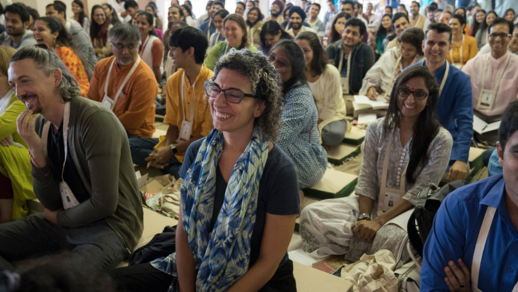 Teilnehmende verfolgen die Unterweisungen von Seiner Heiligkeit dem Dalai Lama am Somaiya Vidyavihar in Mumbai, Indien, am 8. Dezember 2017. Foto: Lobsang Tsering