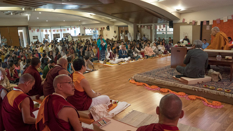 Ein Blick von der Bühne des Auditoriums während den Unterweisungen von Seiner Heiligkeit dem Dalai Lama am Somaiya Vidyavihar in Mumbai, Indien, am 8. Dezember 2017. Foto: Lobsang Tsering