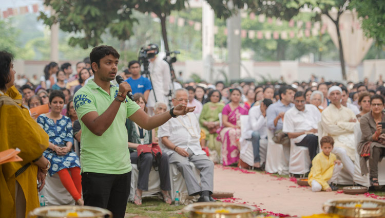 Jemand aus dem Publikum stellt Seiner Heiligkeit dem Dalai Lama nach dem öffentlichen Vortrag eine Frage – am Somaiya Vidyavihar in Mumbai, Indien am 10. Dezember 2017. Foto: Lobsang Tsering