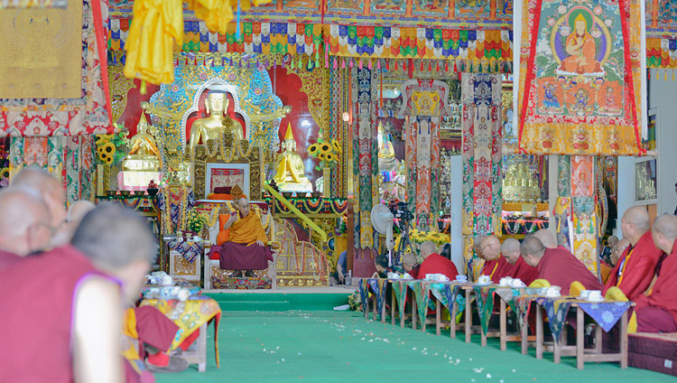 Seine Heiligkeit der Dalai Lama spricht zu den Gästen im Drepung Lachi Kloster in Mundgod, Karnataka, Indien am 11. Dezember 2017. Foto: Lobsang Tsering