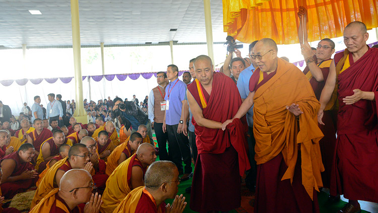 Seine Heiligkeit der Dalai Lama grüsst das Publikum bei der Ankunft auf dem Drepung Loseling Debattierhof in Mundgod, Karnataka, Indien am 12. Dezember 2017. Foto: Lobsang Tsering