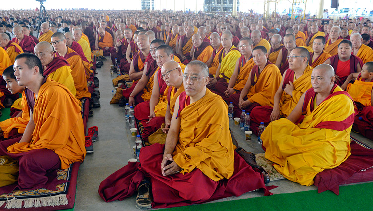 Über 5'000 Mönche und Nonnen verfolgen die Rede von Seiner Heiligkeit dem Dalai Lama auf dem Drepung Loseling Debattierhof in Mundgod, Karnataka, Indien am 12. Dezember 2017. Foto: Lobsang Tsering