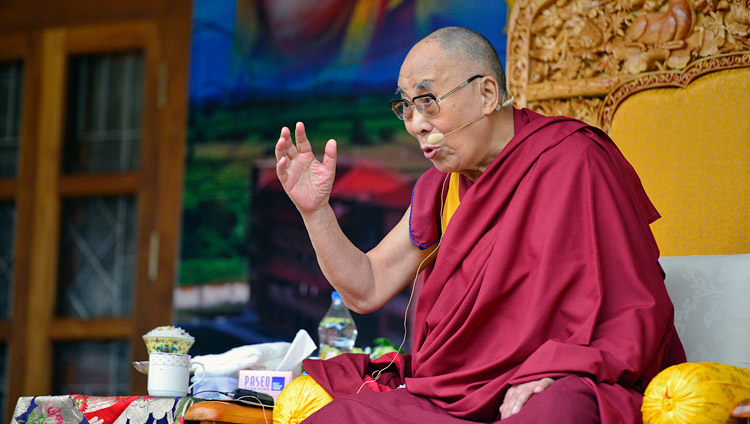 Seine Heiligkeit der Dalai Lama spricht während der Eröffnungsfeier für das Zentrum für Meditation und Wissenschaft im Drepung Loseling Kloster in Mundgod, Karnataka, Indien am 14. Dezember 2017. Foto: Lobsang Tsering