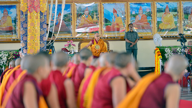 Seine Heiligkeit der Dalai Lama spricht während der Einweihung des neuen Debattierhofs im Jangchub Choeling Nonnenkloster in Mundgod, Karnataka, Indien am 15. Dezember 2017. Foto: Lobsang Tsering