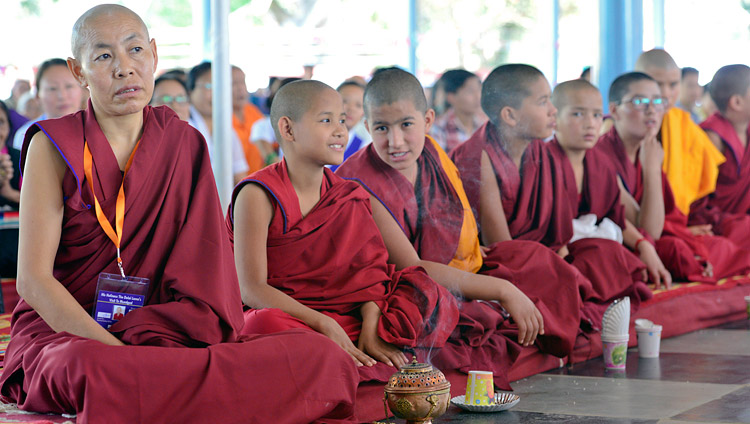 Tibetische Nonnen während der Einweihung des neuen Debattierhofs im Jangchub Choeling Nonnenkloster in Mundgod, Karnataka, Indien am 15. Dezember 2017. Foto: Lobsang Tsering