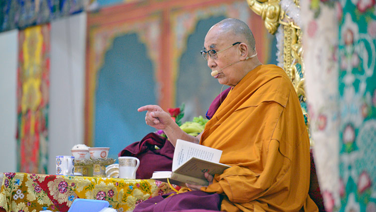 Seine Heiligkeit der Dalai Lama kommentiert den Text „Drei Hauptaspekte des Pfades“ während den Unterweisungen im Ganden Lachi Kloster in Mundgod, Karnataka, Indien am 17. Dezember 2017. Foto: Lobsang Tsering