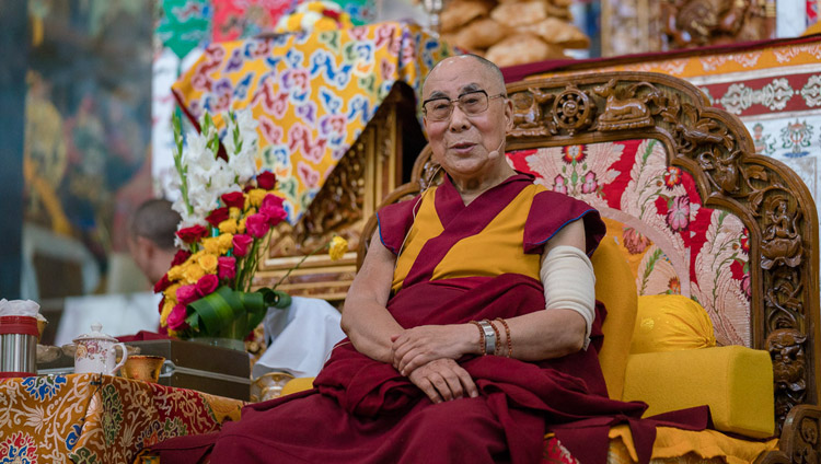 Seine Heiligkeit der Dalai Lama spricht während der Begrüssungszeremonie im Sera Lachi Kloster in Bylakuppe, Karnataka, Indien am 19. Dezember 2017. Foto: Tenzin Choejor