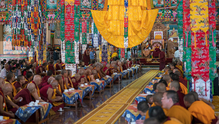 Ein Blick auf die Gebetshalle während der Begrüssungszeremonie für Seine Heiligkeit den Dalai Lama im Sera Lachi Kloster in Bylakuppe, Karnataka, Indien am 19. Dezember 2017. Foto: Tenzin Choejor