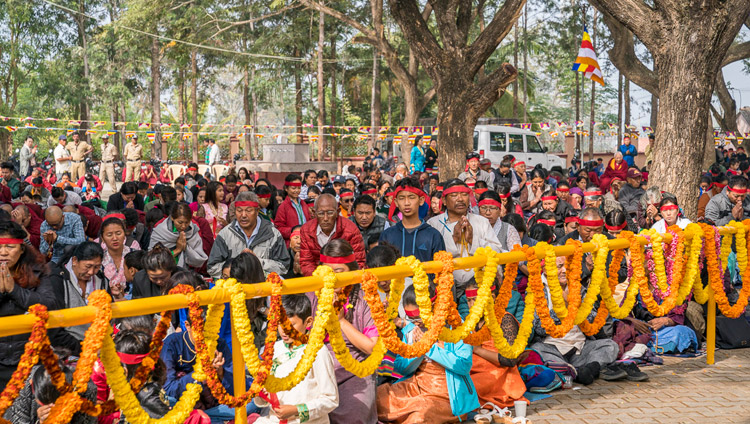 Über 15'000 Mönche, Nonnen und Laien nehmen an der Hayagriva-Ermächtigung durch Seine Heiligkeit den Dalai Lama auf dem Debattierhof des Sera-Jey Klosters teil – in Bylakuppe, Karnataka, Indien am 20. Dezember 2017. Foto: Lobsang Tsering