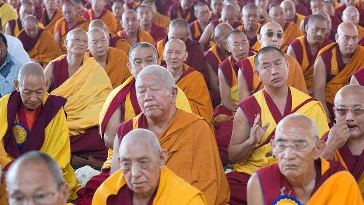 Über 8’000 Menschen nehmen an der Einweihungsfeier für den neuen Debattierhof des Sera Mey Klosters mit Seiner Heiligkeit dem Dalai Lama teil - in Bylakuppe, Karnataka, Indien am 21. Dezember 2017. Foto: Lobsang Tsering