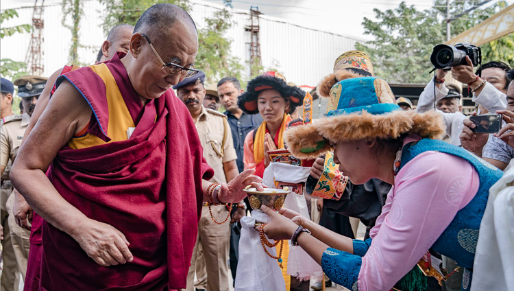 Angehörige der tibetischen Gemeinde bereiten Seiner Heiligkeit dem Dalai Lama eine traditionelle Begrüssung vor – in Bengaluru, Karnataka, Indien a 25. Dezember 2017. Foto: Tenzin Choejor