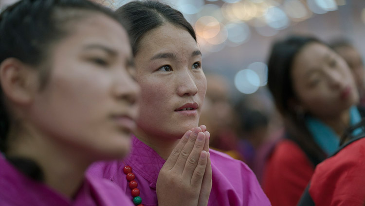 Tibeter und Menschen aus den Himalaya-Regionen verfolgen die Rede Seiner Heiligkeit des Dalai Lama in Bengaluru, Karnataka, Indien am 25. Dezembner 2017. Foto: Tenzin Choejor