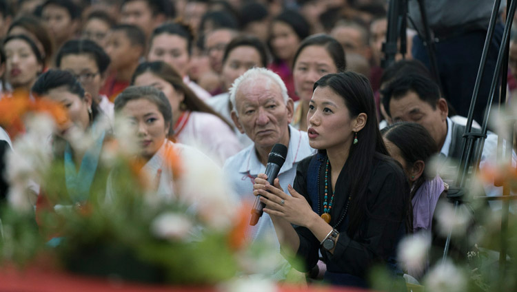 Jemand aus dem Publikum stellt Seiner Heiligkeit dem Dalai Lama während des Treffens mit Tibetern und Menschen aus dem Himalaya-Regionen eine Frage – in Bengaluru, Karnataka, Indien am 25. Dezember 2017. Foto: Tenzin Choejor