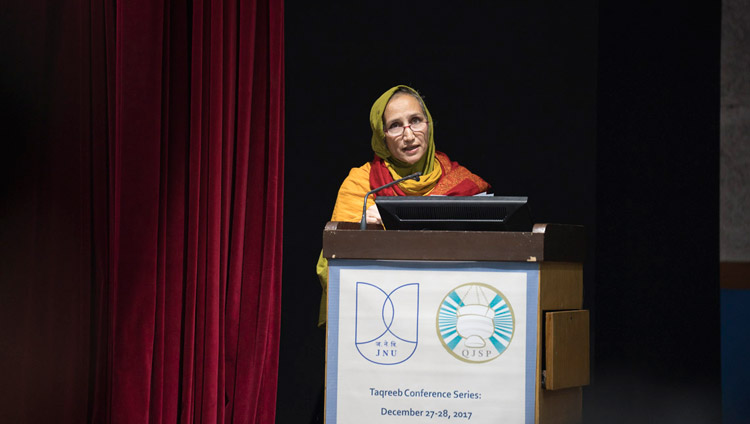 Prof. Tahera Qutbuddin, Co-Direktorin des Qutbi Jubilee Scholarship Program, eröffnet die interreligiöse Konferenz an der Jawaharlal Nehru University in New Delhi, Indien, am 28. Dezember 2017. Foto: Tenzin Choejor