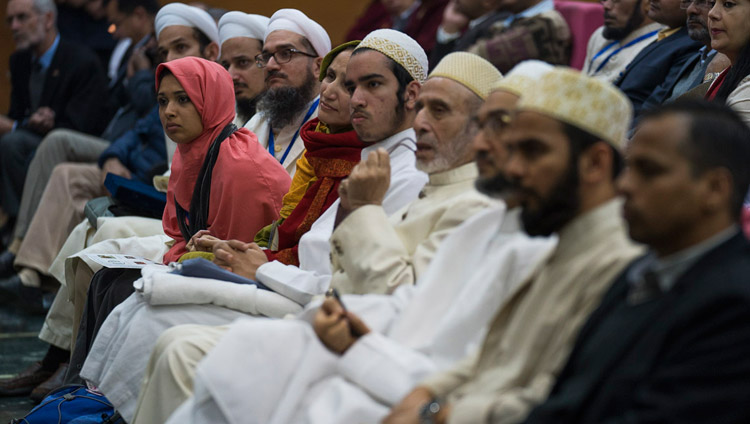 Teilnehmer aus dem Publikum verfolgen die Ansprache Seiner Heiligkeit des Dalai Lama auf der interreligiösen Konferenz an der Jawaharlal Nehru Universität in Neu Delhi, Indien am 28. Dezember 2017. Foto: Tenzin Choejor