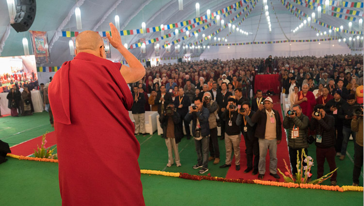 Seine Heiligkeit der Dalai Lama grüsst die Teilnehmer bei der Ankunft an der Konferenz über den Geist am Central Institute of Higher Tibetan Studies in Sarnath, Varanasi, Indien am 30. Dezember 2017. Foto: Lobsang Tsering