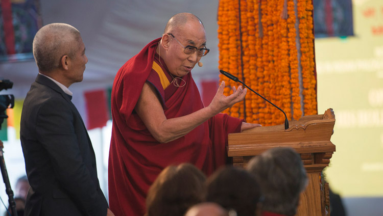 Seine Heiligkeit der Dalai Lama spricht während der Eröffnungssitzung an der Konferenz über den Geist am Central Institute of Higher Tibetan Studies in Sarnath, Varanasi, Indien am 30. Dezember 2017. Foto: Lobsang Tsering