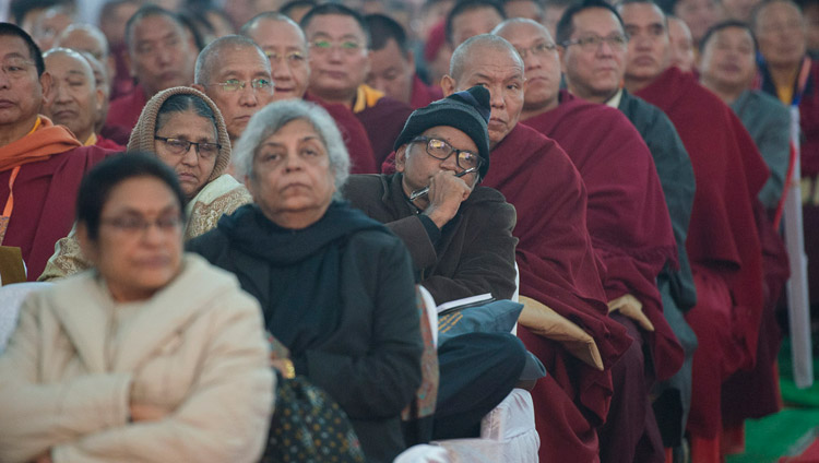 Das Publikum verfolgt die Präsentationen während der Eröffnungssitzung an der Konferenz über den Geist am Central Institute of Higher Tibetan Studies in Sarnath, Varanasi, Indien am 30. Dezember 2017. Foto: Lobsang Tsering