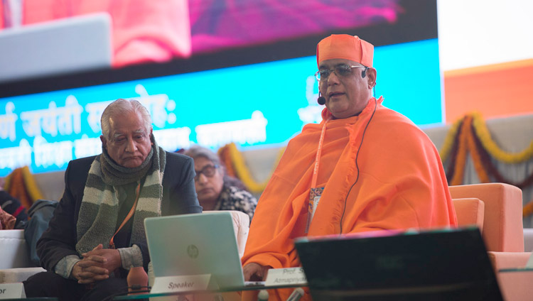 Swami Atmapriyananda, Vize-Kanzler der Ramakrishna Mission Vivekananda Educational and Research Institute, sprich an der Konferenz über den Geist am Central Institute of Higher Tibetan Studies in Sarnath, Varanasi, Indien am 30. Dezember 2017. Foto: Lobsang Tsering