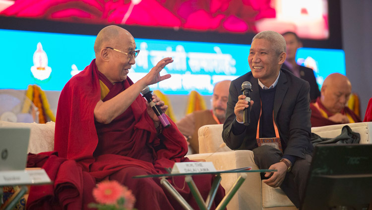 Seine Heiligkeit der Dalai Lama kommentiert die Präsentationen während der Konferenz über den Geist am Central Institute of Higher Tibetan Studies in Sarnath, Varanasi, Indien am 30. Dezember 2017. Foto: Lobsang Tsering