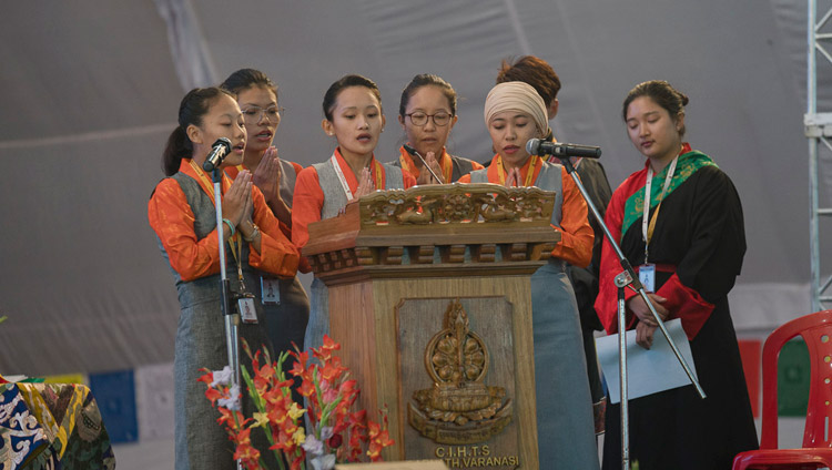 Studentinnen rezitieren Verse der Glückseligkeit in Sanskrit zu Beginn der Goldenen Jubiläumsfeier des Central Institute of Higher Tibetan Studies in Sarnath, Varanasi, Indien am 1. Januar 2018. Foto: Tenzin Phuntsok