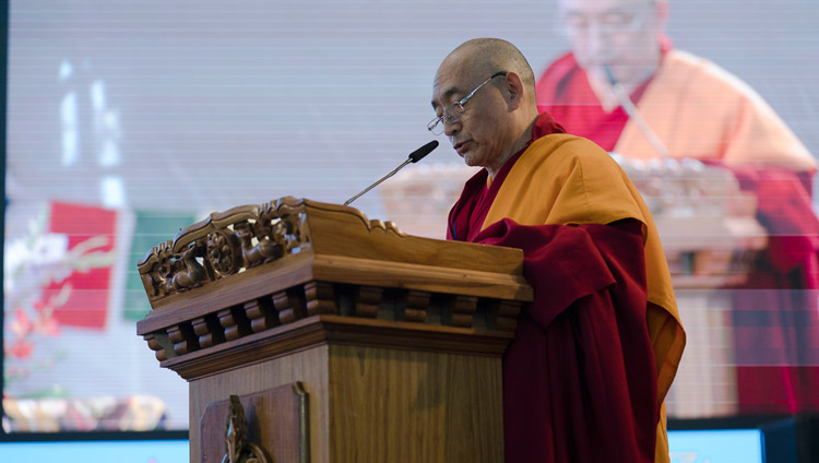 Vizekanzler Geshe Ngawang Samten hält seine Willkommensrede bei der Goldenen Jubiläumsfeier des Central Institute of Higher Tibetan Studies in Sarnath, Varanasi, Indien am 1. Januar 2018. Foto: Tenzin Phuntsok