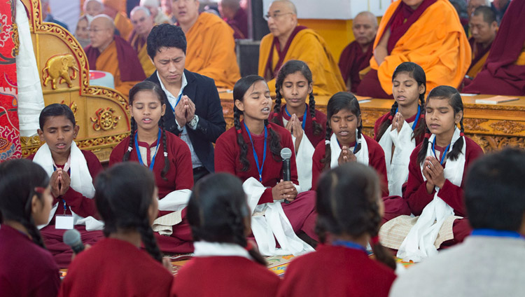 Schulkinder rezitieren das Herz-Sutra in Sanskrit zu Beginn der Belehrung Seiner Heiligkeit des Dalai Lama in Bodhgaya, Bihar, Indien am 5. Januar 2018. Foto: Lobsang Tsering