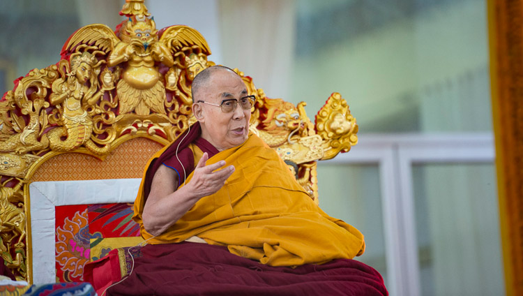 Seine Heiligkeit der Dalai Lama spricht am ersten Tag seiner Belehrungen im Kalachakra Maidan in Bodhgaya, Bihar, Indien am 5. Januar 2018. Foto: Lobsang Tsering