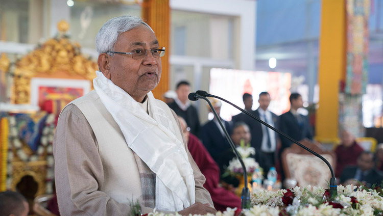 Bihars Ministerpräsident Nitish Kumar bei der Zeremonie zur Veröffentlichung von ‚Science and Philosophy in the Indian Buddhist Classics, Vol. 1: The Physical World’ in Bodhgaya, Bihar, Indien am 7. Januar 2018. Foto: Lobsang Tsering