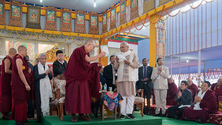 Seine Heiligkeit der Dalai Lama und Bihars Ministerpräsident Nitish Kumar veröffentlichen ‚Science and Philosophy in the Indian Buddhist Classics, Vol. 1: The Physical World’ in Bodhgaya, Bihar, Indien am 7. Januar 2018. Foto: Lobsang Tsering