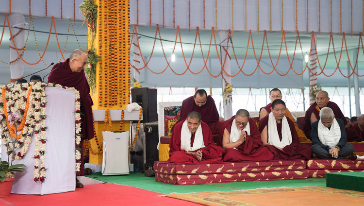 Seine Heiligkeit der Dalai Lama dankt den Geshes für die Forschungsarbeit für die Originalzusammenstellung in tibetischer Sprache für ‚Science and Philosophy in the Indian Buddhist Classics, Vol. 1: The Physical World’ in Bodhgaya, Bihar, Indien am 7. Januar 2018. Foto: Lobsang Tsering