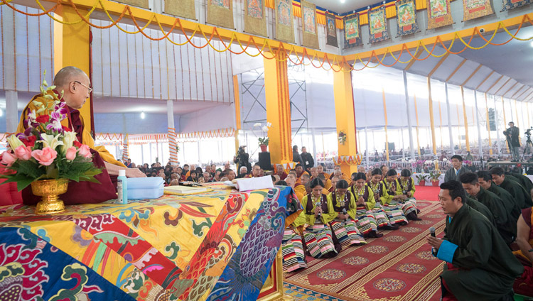 Künstler des Tibetan Institute for Performing Arts singen den Vers der Zuflucht und die Grußworte aus Nagarjunas ‚Grundlegende Weisheit des Mittleren Weges’ zu einer musikalischen Begleitung zu Beginn der Belehrungen Seiner Heiligkeit des Dalai Lama in Bodhgaya, Bihar, Indien am 14. Januar 2018. Foto: Lobsang Tsering