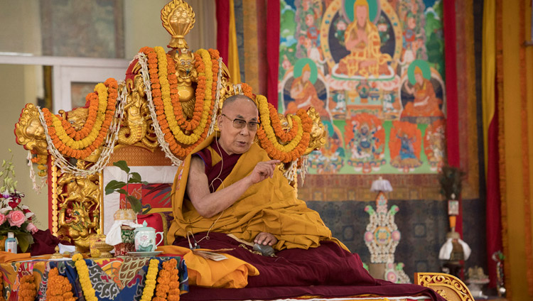 Seine Heiligkeit der Dalai Lama wendet sich an die Menge zu Beginn der Avalokiteshvara-Ermächtigung in Bodhgaya, Bihar, Indien am 16. Januar 2018. Foto: Manuel Bauer