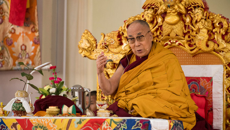 Seine Heiligkeit der Dalai Lama wendet sich an die Menge während den Vorbereitungen für die Ermächtigung der 13-Gottheiten-Vajrabhairava in Bodhgaya, Bihar, Indien am 18. Januar 2018. Foto: Manuel Bauer