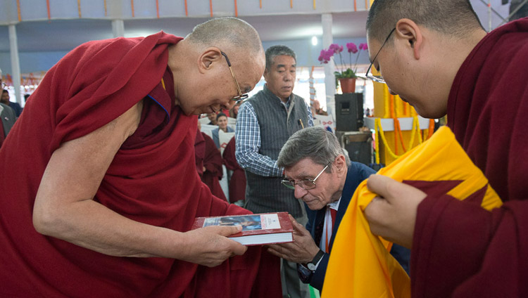 Valentino Giacomin präsentiert sein neues Buch ‚Universelle Ethik’ Seiner Heiligkeit de Dalai Lama zu Beginn des Vortrages vor Schülerinnen und Schüler aus Bihar, in Bodhgaya, Bihar, Indien am 25. Januar 2018. Foto: Lobsang Tsering