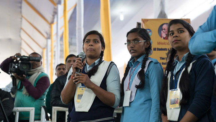 Schüler stehen an um Seiner Heiligkeit dem Dalai Lama nach seinem Vortrag über ‚Universelle Ethik’ Fragen zu stellen, in Bodhgaya, Bihar, Indien am 25. Januar 2018. Foto: Lobsang Tsering