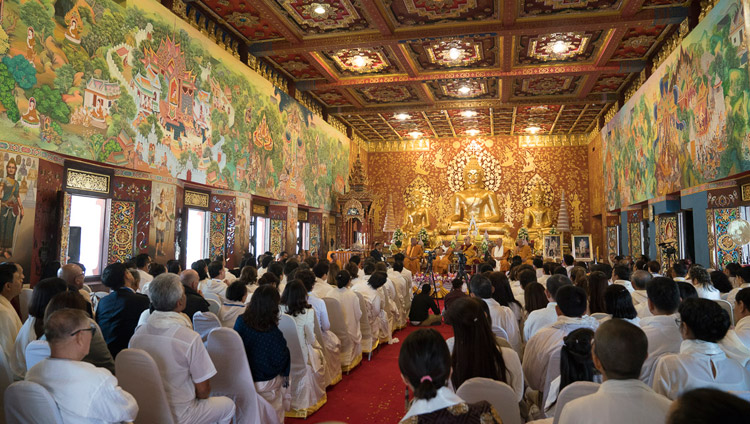 Ein Blick auf den Innenraum während der Einweihung mit Seiner Heiligkeit dem Dalai Lama des neuen Wat Pa Buddhagaya Vanaram Tempels in Bodhgaya, Bihar, Indien am 25. Januar 2018. Foto: Tenzin Choejor