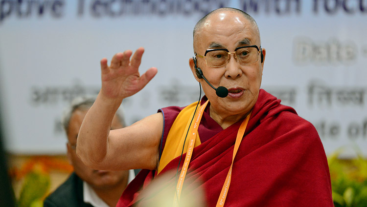 Seine Heiligkeit der Dalai Lama spricht während des Dialogs mit Delegierten am 92. Jahrestreffen der Vereinigung Indischer Universitäten (AIU) in Sarnath, UP, Indien am 20. März 2018. Foto: Lobsang Tsering