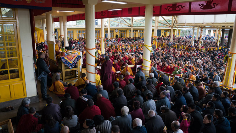 Seine Heiligkeit der Dalai Lama während der Monlam Unterweisungen im Hof des tibetischen Haupttempels in Dharamsala, HP, Indien am 2. März 2018. Foto: Tenzin Choejor