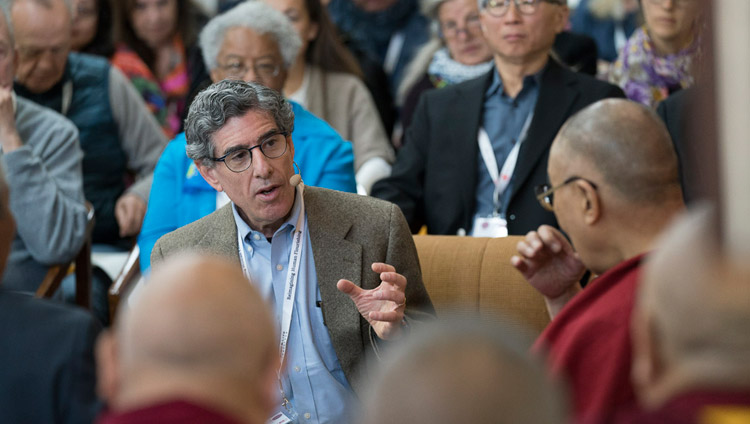 Richard Davidson präsentiert ein Überblick über die vergangenen Dialoge zu Beginn des Mind & Life Dialogs XXXIII in Dharamsala, HP, Indien am 12. März 2018. Foto: Tenzin Choejor