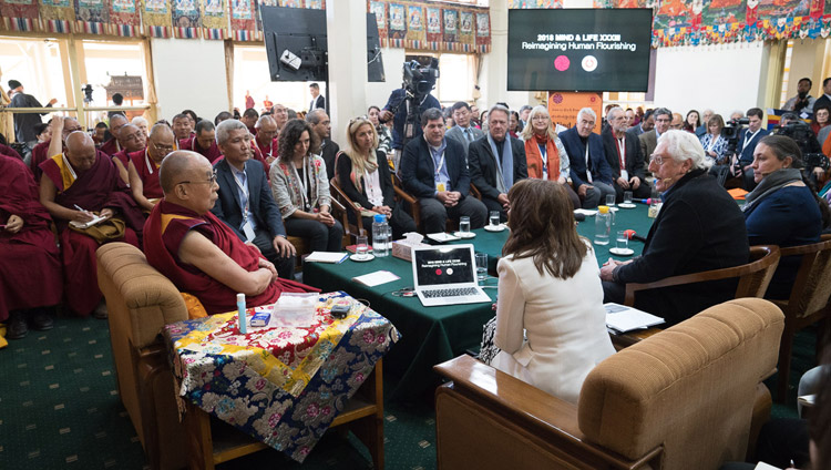 Moderator Tony Phillips bei der Einführung zur Präsentation von Kimberly Schonert-Reichl am zweiten Tag des Mind & Life Dialogs in Dharamsala, HP, Indien am 13. März 2018. Foto: Tenzin Choejor