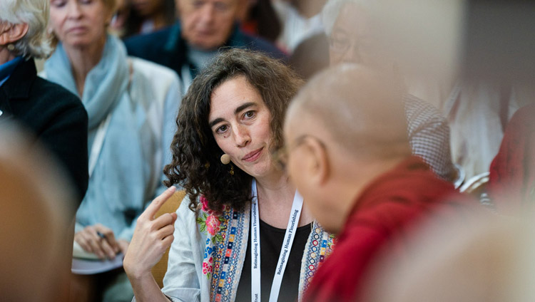 Jennifer Knox von der Emory University präsentiert das Projekt ‚Social, Emotional and Ethical Learning‘ am zweiten Tag des Mind & Life Dialogs in Dharamsala, HP, Indien am 13. März 2018. Foto: Tenzin Choejor