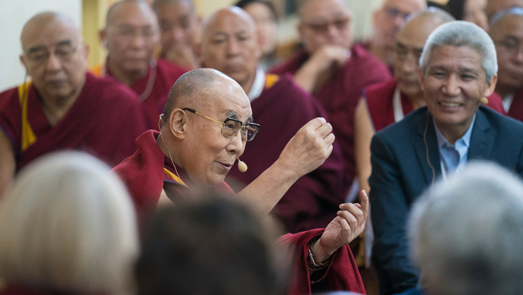 Seine Heiligkeit der Dalai Lama spricht am Ende des zweiten Tages des Mind & Life Dialogs in Dharamsala, HP, Indien am 13. März 2018. Foto: Tenzin Choejor