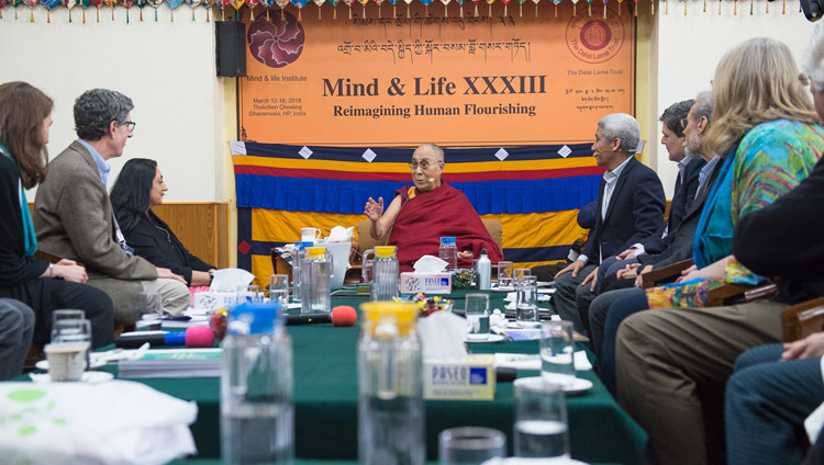 Seine Heiligkeit der Dalai Lama diskutiert mit Amishi Jha über Wahrnehmung am dritten Tag des Mind & Life Dialogs in Dharamsala, HP, Indien am 14. März 2018. Foto: Tenzin Phuntsok