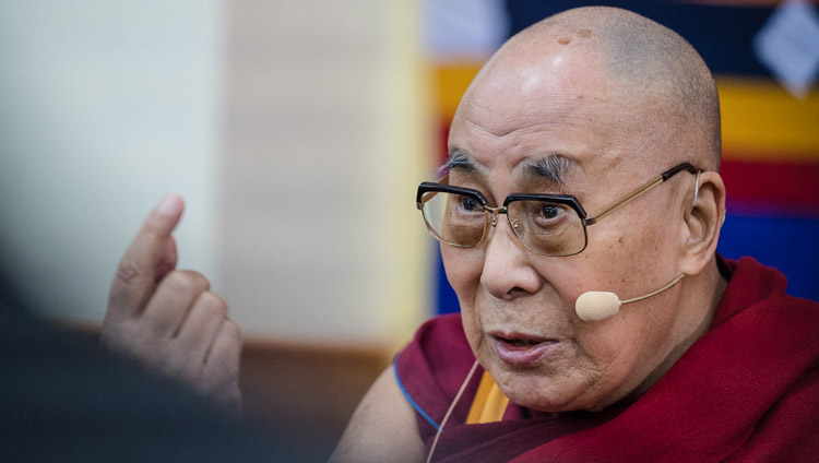 Seine Heiligkeit der Dalai Lama spricht anlässlich des vierten Tages des Mind & Life Dialogs über säkulare Ethik in Dharamsala, HP, Indien am 15. März 2018. Foto: Tenzin Choejor