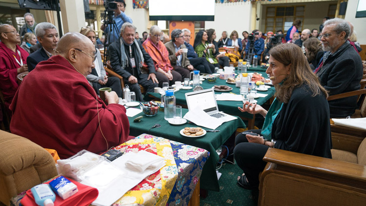 Sona Dimidjian erklärt eine Handy-Applikation für Mitgefühlstraining am vierten Tag des Mind & Life Dialogs in Dharamsala, HP, Indien am 15. März 2018. Foto: Tenzin Choejor