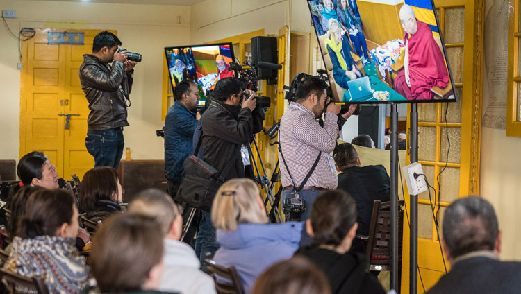 Pressevertreter beobachten die Gespräche des Abschlusstages des 33. Mind & Life Dialogs in Dharamsala, HP, Indien am 16. März 2018. Foto: Tenzin Choejor