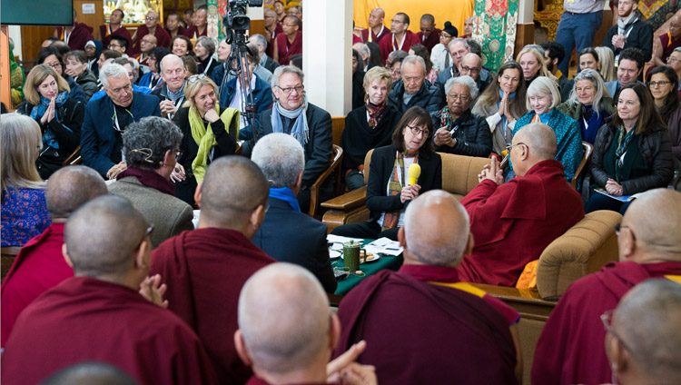 Susan Bauer-Wu, Präsidentin des Mind & Life Instituts bedankt sich bei Seine Heiligkeit den Dalai Lama und allen beteiligten Personen zum Abschluss des 33. Mind & Life Dialogs in Dharamsala, HP, Indien am 16. März 2018. Foto: Tenzin Choejor