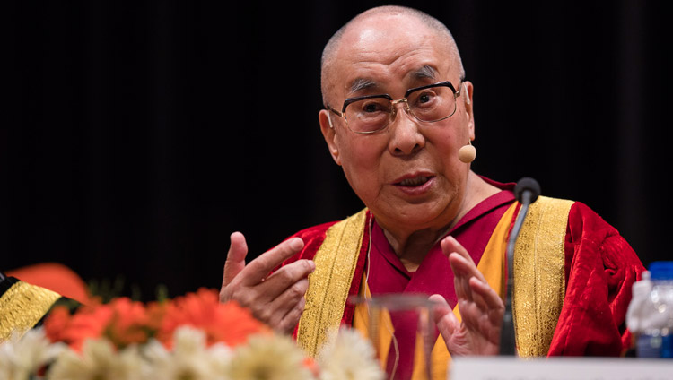 Seine Heiligkeit der Dalai Lama während seiner Rede anlässlich der ersten Einberufung der Zentraluniversität von Jammu, in Jammu, J&K, Indien am 18. März 2018. Foto: Tenzin Choejor