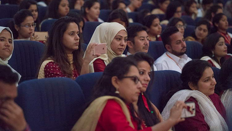 Das Publikum verfolgt die Rede Seiner Heiligkeit des Dalai Lama anlässlich der ersten Einberufung der Zentraluniversität von Jammu, in Jammu, J&K, Indien am 18. März 2018. Foto: Tenzin Choejor